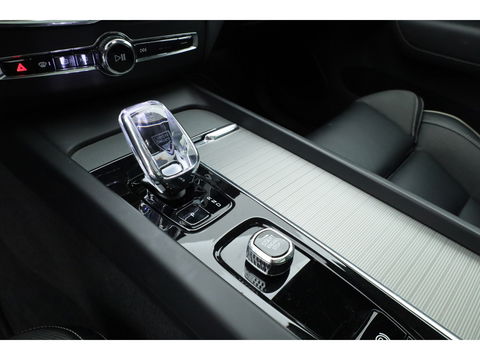 Volvo XC60 2.0 T8 Plug-in hybrid AWD Plus Dark | Luchtvering | ACC | 360 camera | 21 inch | H&K Audio | pano | carplay |