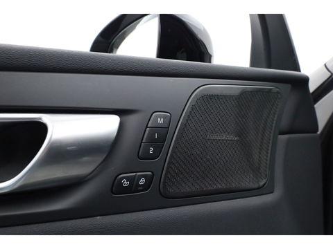 Volvo XC60 2.0 T8 Plug-in hybrid AWD Plus Dark | Luchtvering | ACC | 360 camera | 21 inch | H&K Audio | pano | carplay |