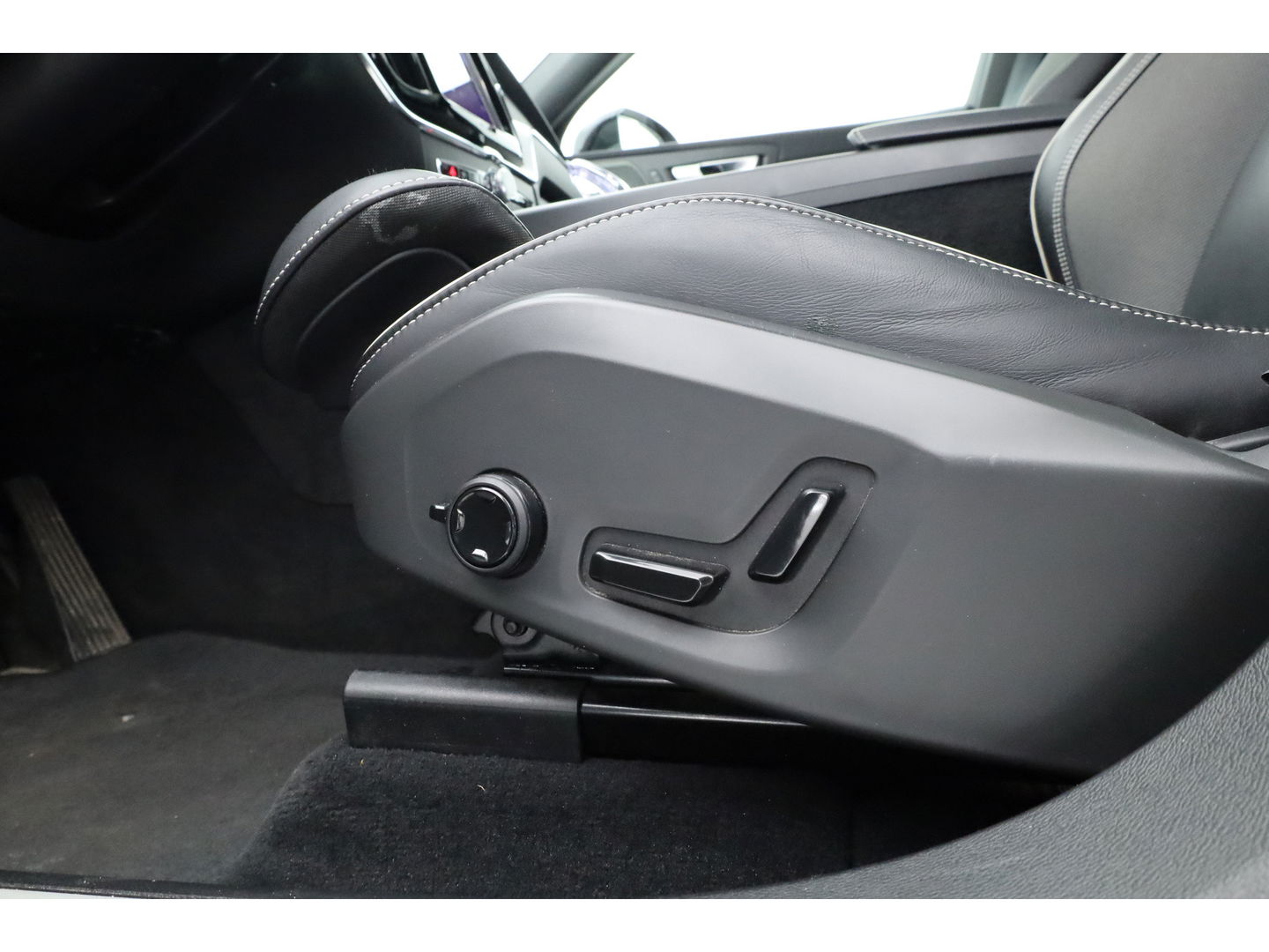 Volvo XC60 2.0 T8 Plug-in hybrid AWD Plus Dark | Luchtvering | ACC | 360 camera | 21 inch | H&K Audio | pano | carplay |