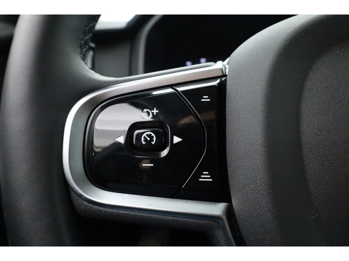 Volvo V90 2.0 T8 Plug-in hybrid AWD Ultra Dark | Luchtvering | 360 Camera | gelaagd glas | H&K audio | ACC | Blis | Pano |