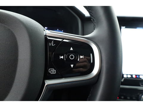 Volvo V90 2.0 T8 Plug-in hybrid AWD Ultra Dark | Luchtvering | 360 Camera | gelaagd glas | H&K audio | ACC | Blis | Pano |