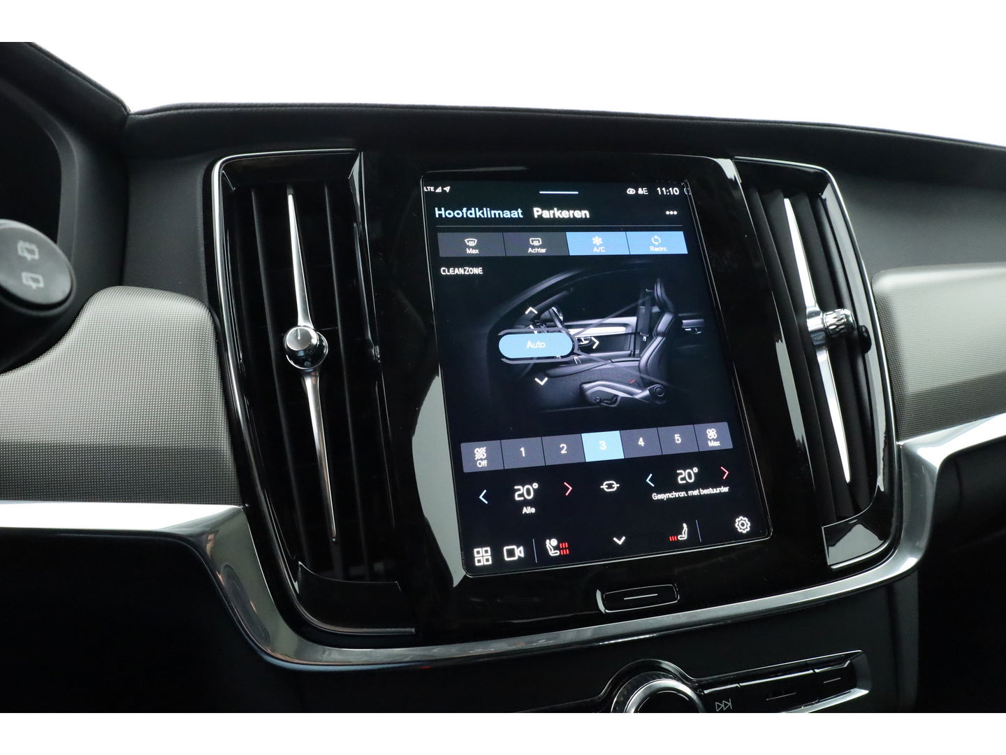 Volvo V90 2.0 T8 Plug-in hybrid AWD Ultra Dark | Luchtvering | 360 Camera | gelaagd glas | H&K audio | ACC | Blis | Pano |