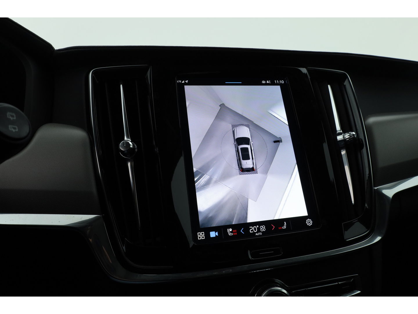 Volvo V90 2.0 T8 Plug-in hybrid AWD Ultra Dark | Luchtvering | 360 Camera | gelaagd glas | H&K audio | ACC | Blis | Pano |