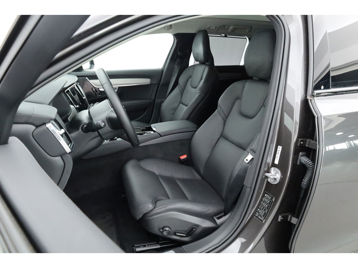 Volvo V90 2.0 T8 Plug-in hybrid AWD Ultra Dark | Luchtvering | 360 Camera | gelaagd glas | H&K audio | ACC | Blis | Pano |