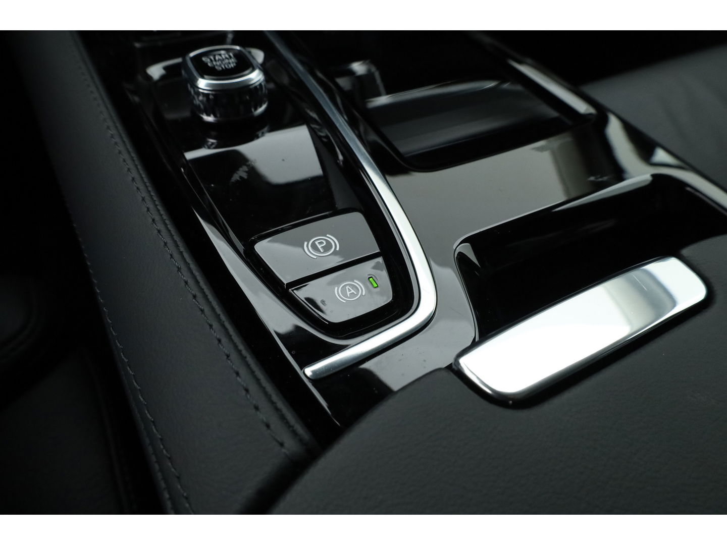 Volvo V90 2.0 T8 Plug-in hybrid AWD Ultra Dark | Luchtvering | 360 Camera | gelaagd glas | H&K audio | ACC | Blis | Pano |