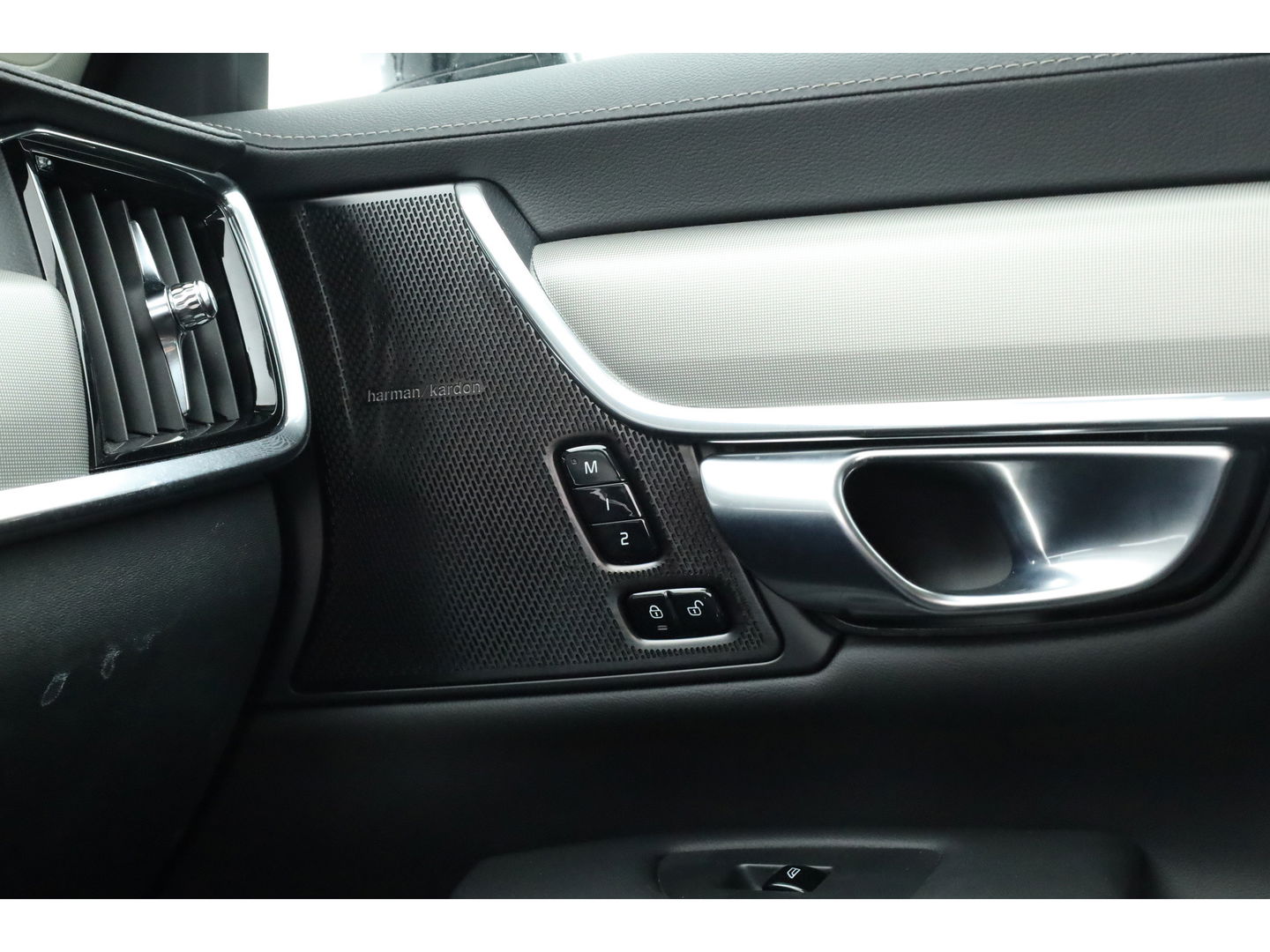 Volvo V90 2.0 T8 Plug-in hybrid AWD Ultra Dark | Luchtvering | 360 Camera | gelaagd glas | H&K audio | ACC | Blis | Pano |