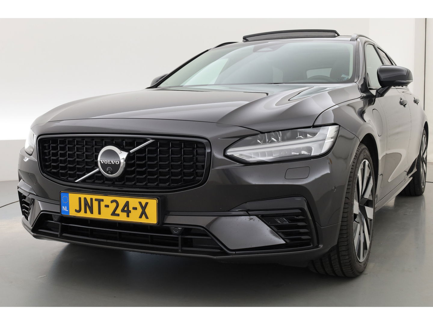 Volvo V90 2.0 T8 Plug-in hybrid AWD Ultra Dark | Luchtvering | 360 Camera | gelaagd glas | H&K audio | ACC | Blis | Pano |