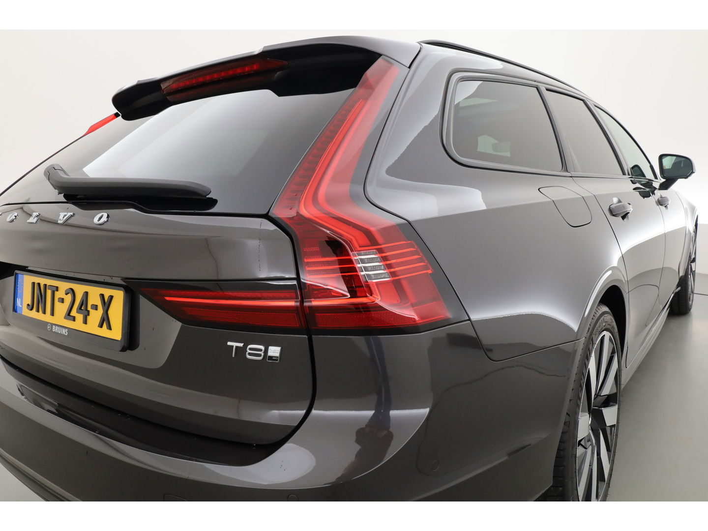 Volvo V90 2.0 T8 Plug-in hybrid AWD Ultra Dark | Luchtvering | 360 Camera | gelaagd glas | H&K audio | ACC | Blis | Pano |
