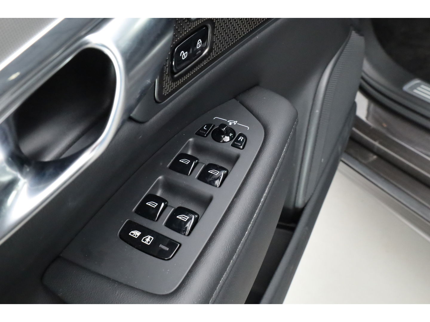 Volvo V90 2.0 T8 Plug-in hybrid AWD Ultra Dark | Luchtvering | 360 Camera | gelaagd glas | H&K audio | ACC | Blis | Pano |