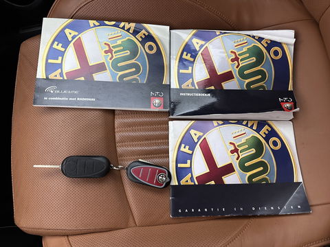 Alfa Romeo MiTo 1.3 JTDM ECO DISTINCTIVE *LEATHER | NAVI-FULLMAP | SPORTSEATS | ECC | RED-BRAKECALIPERS | CARBON-INLAY | PDC | CRUISE | 17''ALU*