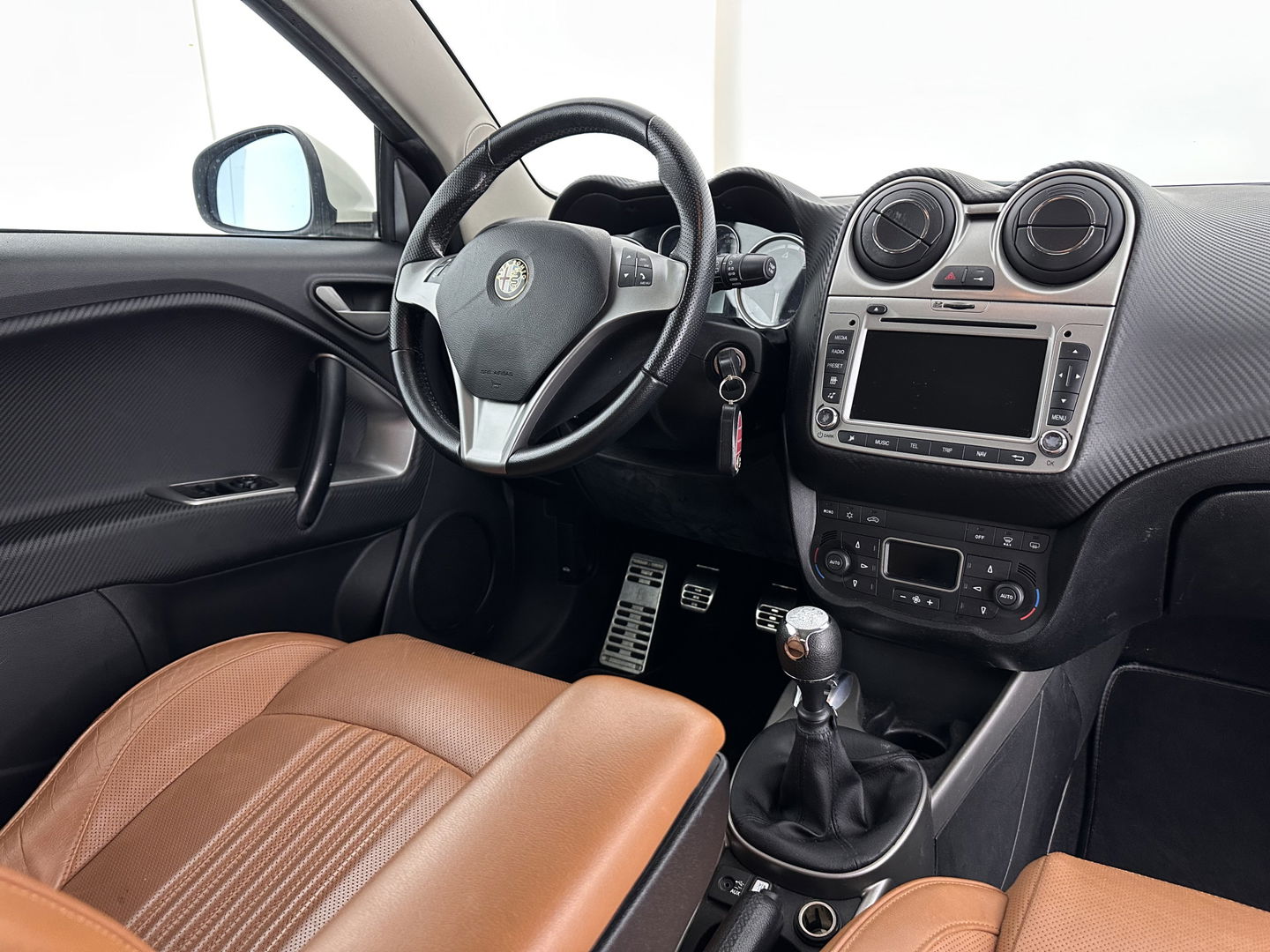 Alfa Romeo MiTo 1.3 JTDM ECO DISTINCTIVE *LEATHER | NAVI-FULLMAP | SPORTSEATS | ECC | RED-BRAKECALIPERS | CARBON-INLAY | PDC | CRUISE | 17''ALU*