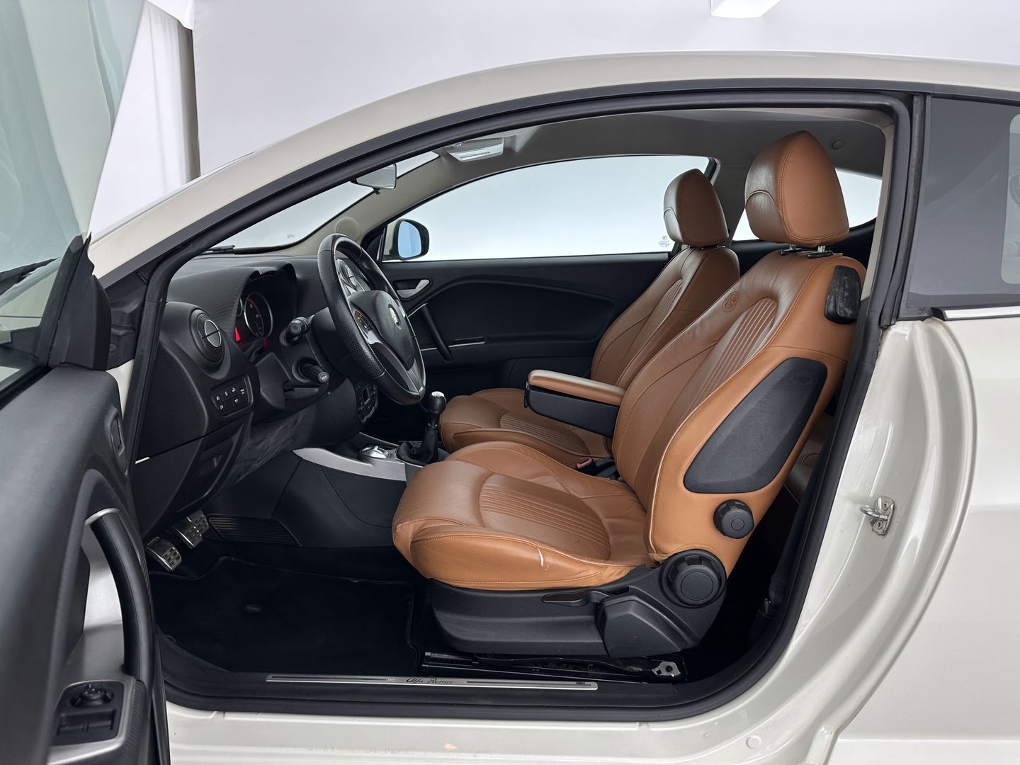 Alfa Romeo MiTo 1.3 JTDM ECO DISTINCTIVE *LEATHER | NAVI-FULLMAP | SPORTSEATS | ECC | RED-BRAKECALIPERS | CARBON-INLAY | PDC | CRUISE | 17''ALU*