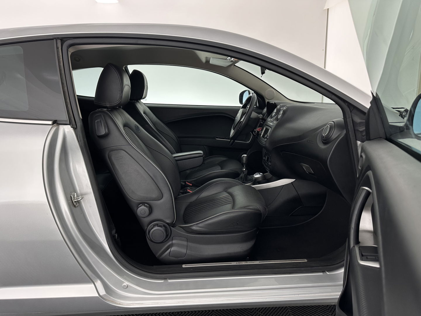 Alfa Romeo MiTo 1.3 JTDM ECO JUNIOR *LEATHER | NAVI-FULLMAP | SPORTSEATS | ECC | AUDIOSYSTEEM-DIGITAL |  PDC | PRIVACYGLASS | CRUISE*