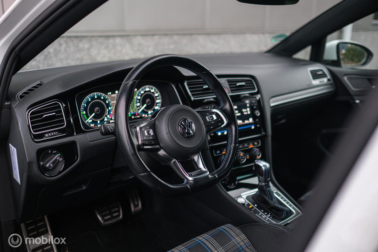 Volkswagen Golf 7.5 GTE PHEV | Pretoria's | Virtual cockpit | LED | Stoelverwarming | NAP NL auto | winter + zomer set |