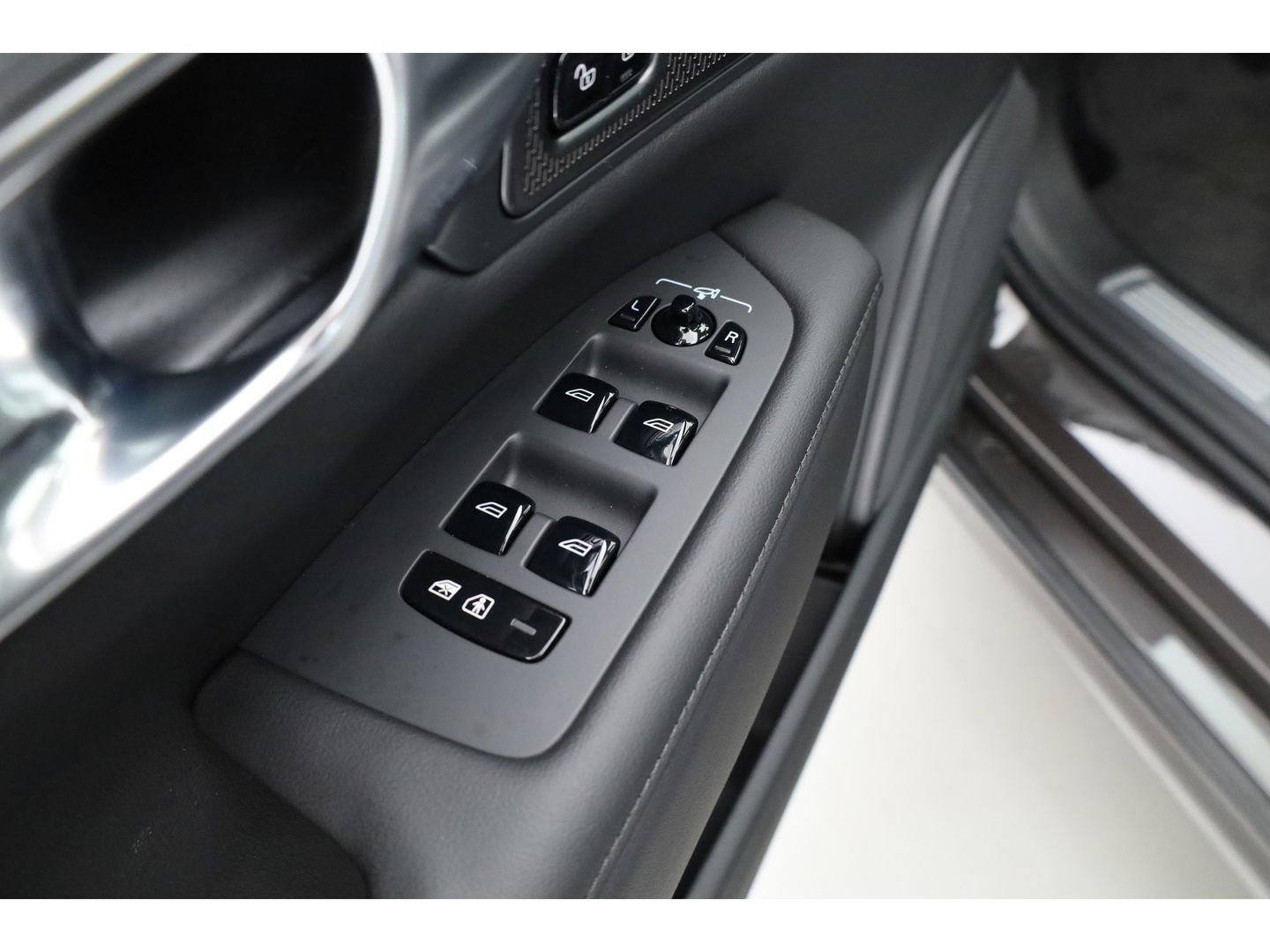 Volvo V90 2.0 T6 Plug-in hybrid AWD Ultra Dark | Pano-dak | Head-up | 360 camera | Elek. stoelen | H&K Audio |