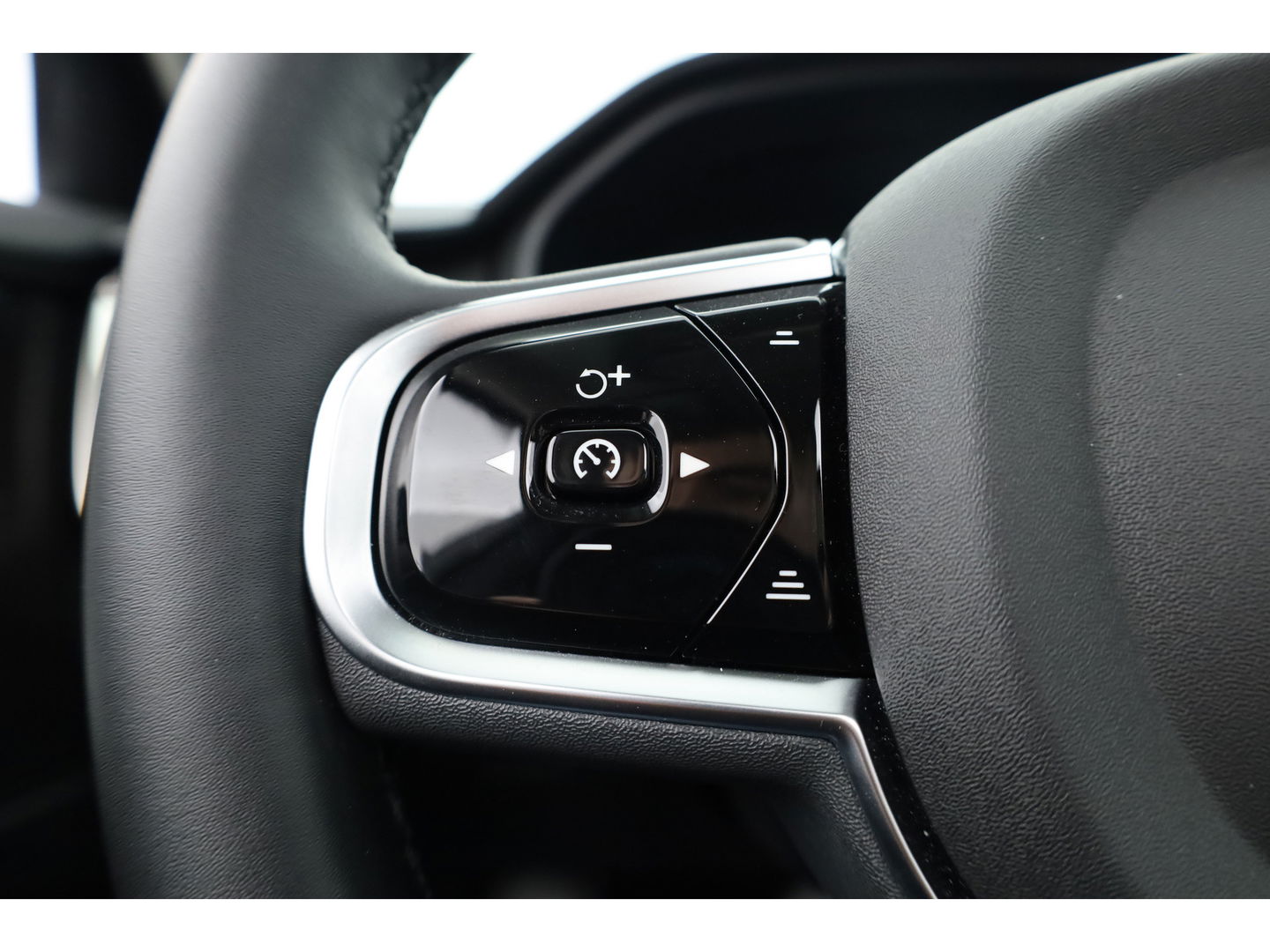 Volvo V90 2.0 T6 Plug-in hybrid AWD Ultra Dark | Pano-dak | Head-up | 360 camera | Elek. stoelen | H&K Audio |