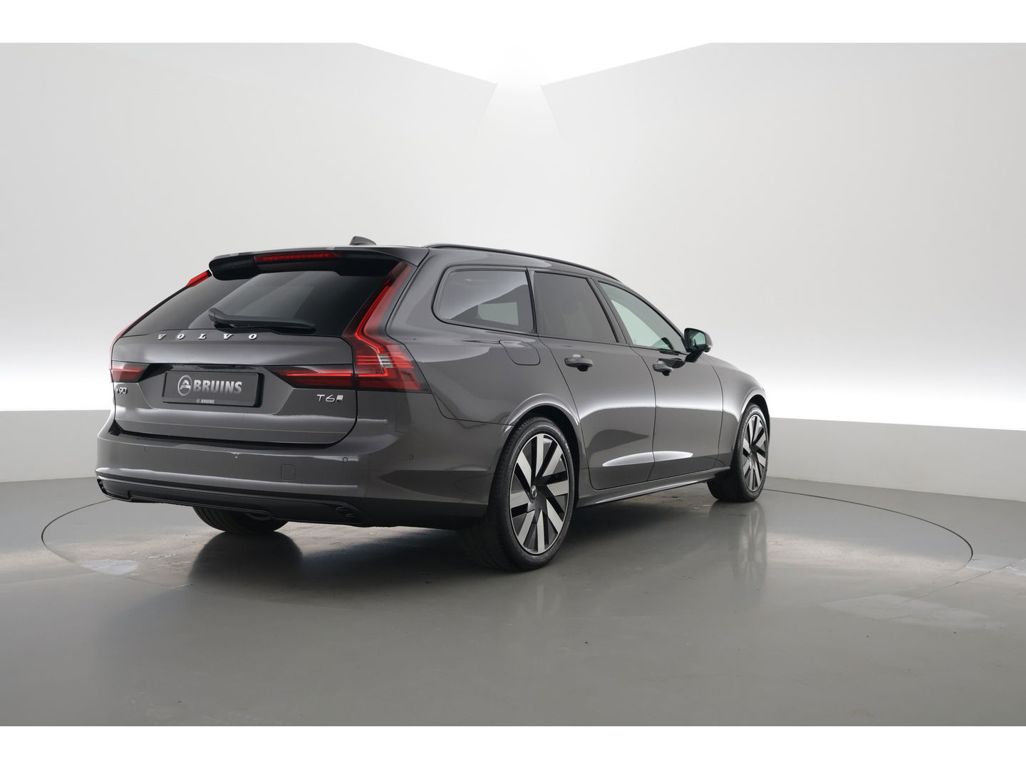 Volvo V90 2.0 T6 Plug-in hybrid AWD Ultra Dark | Pano-dak | Head-up | 360 camera | Elek. stoelen | H&K Audio |