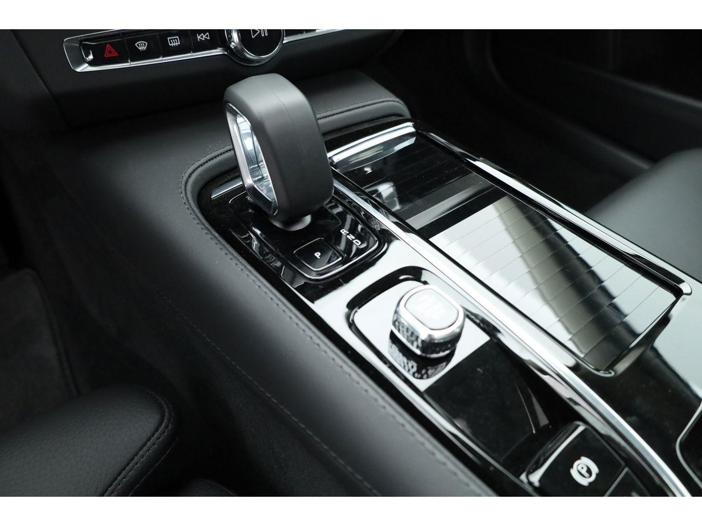 Volvo V90 2.0 T6 Plug-in hybrid AWD Ultra Dark | Pano-dak | Head-up | 360 camera | Elek. stoelen | H&K Audio |