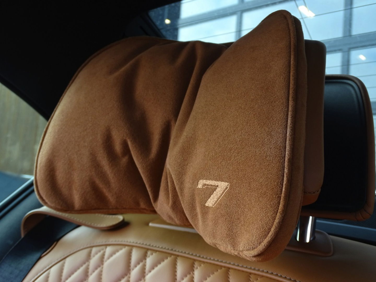 BMW 7 Serie 750Li LANG V8 449PK xDr. High Exec / M-Individual / Bowers & Wil