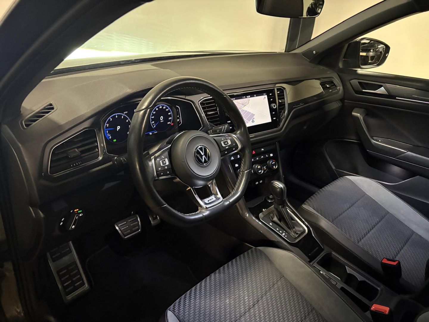 Volkswagen T-Roc 1.5 TSI R-Line PANO KEYLESS CAM BEATS