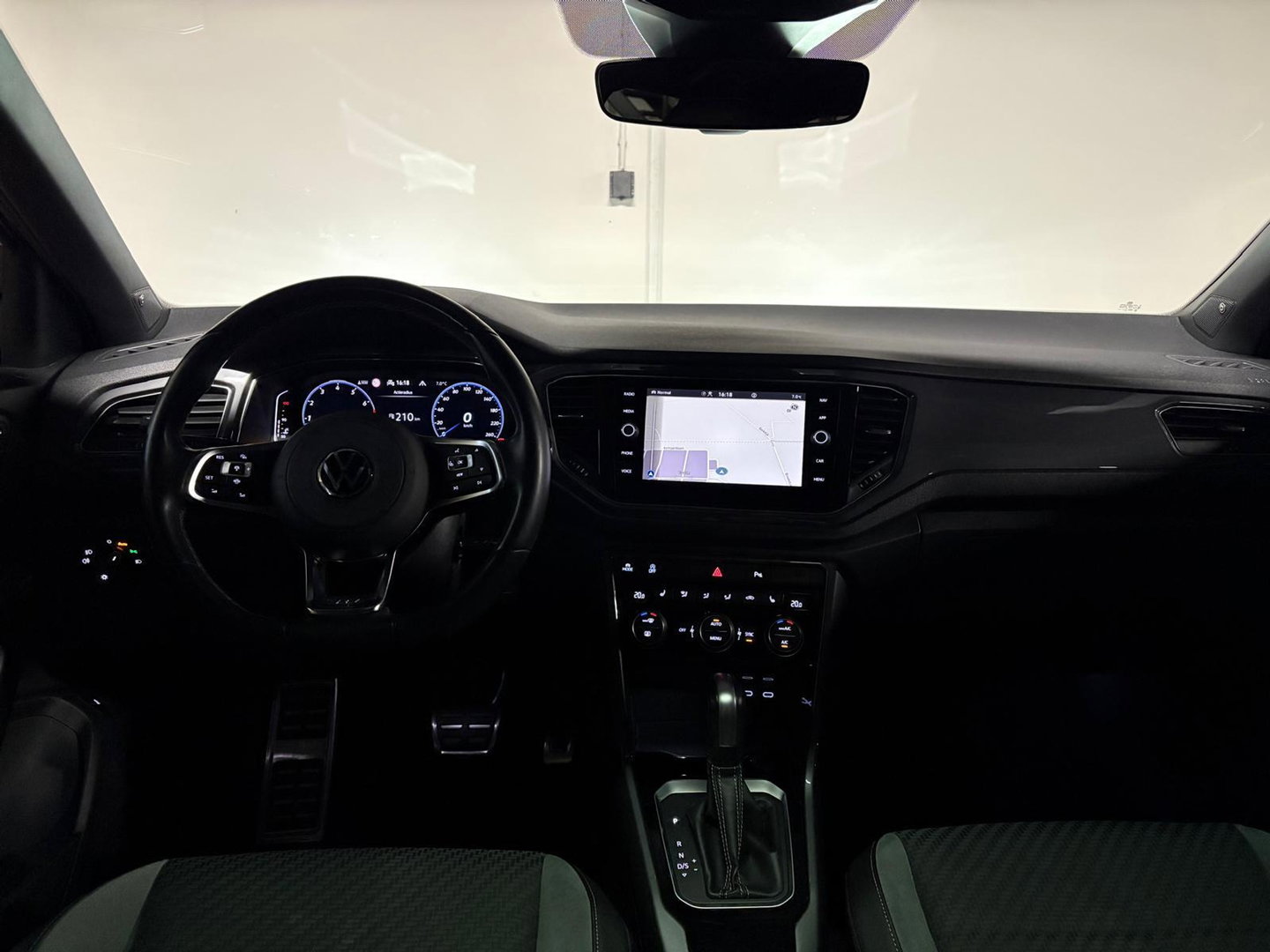 Volkswagen T-Roc 1.5 TSI R-Line PANO KEYLESS CAM BEATS