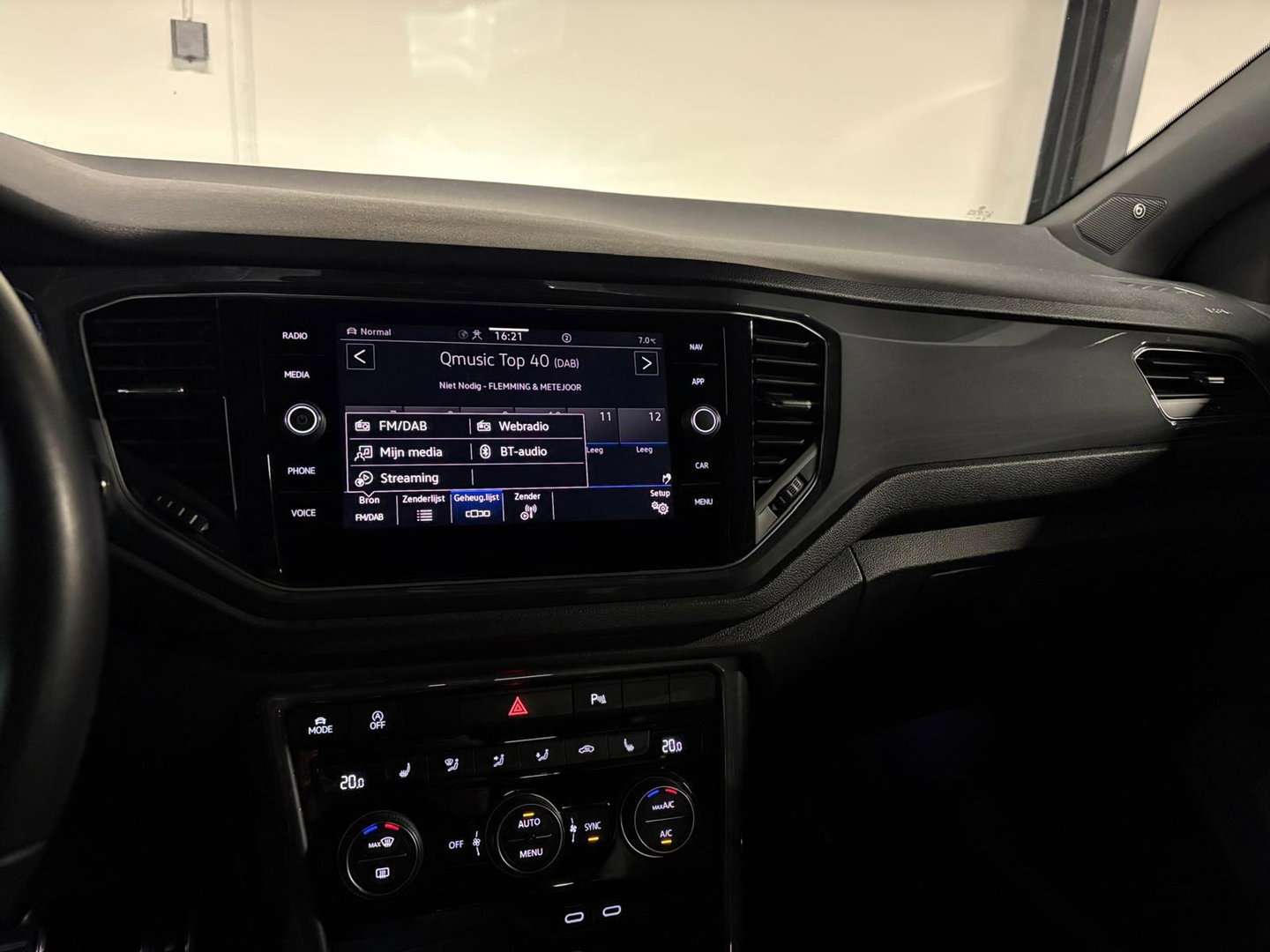 Volkswagen T-Roc 1.5 TSI R-Line PANO KEYLESS CAM BEATS