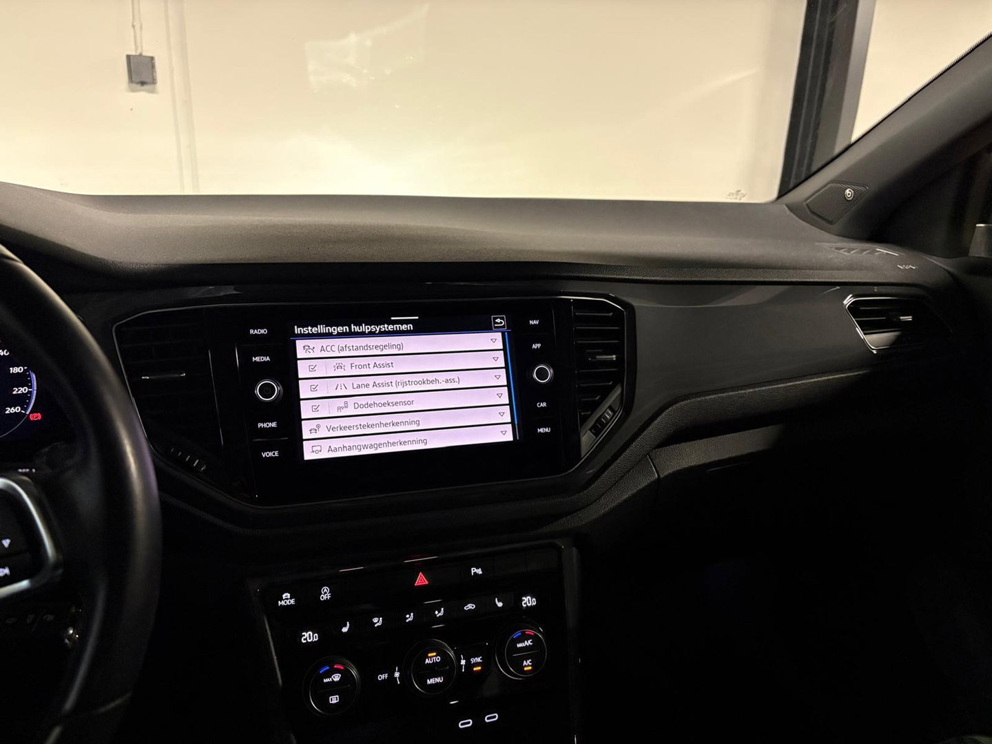 Volkswagen T-Roc 1.5 TSI R-Line PANO KEYLESS CAM BEATS