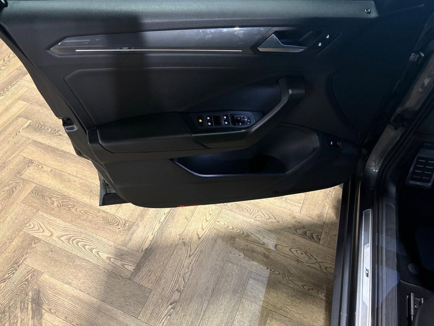 Volkswagen T-Roc 1.5 TSI R-Line PANO KEYLESS CAM BEATS