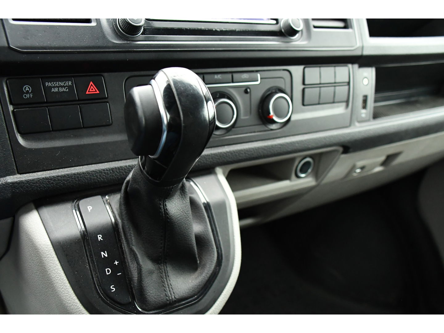 Volkswagen Transporter 2.0 TDI L2H1 Highline Cruise, Carplay, LED, 150pk, 2 x Schuifdeur,  Automaat, Trekhaak, Uniek!