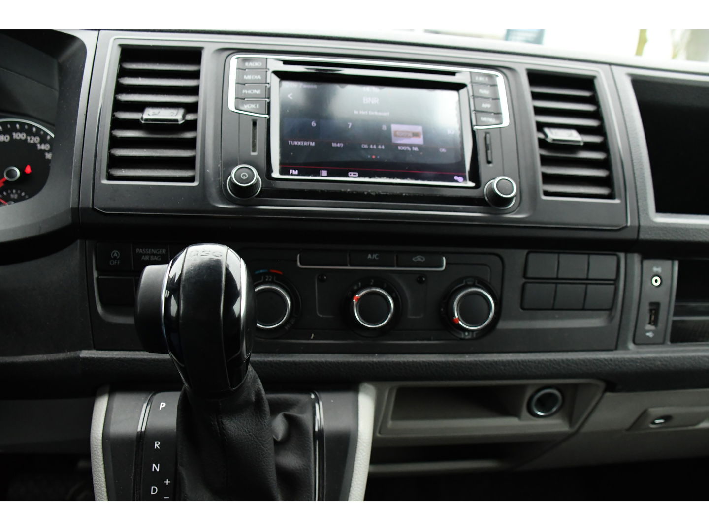 Volkswagen Transporter 2.0 TDI L2H1 Highline Cruise, Carplay, LED, 150pk, 2 x Schuifdeur,  Automaat, Trekhaak, Uniek!