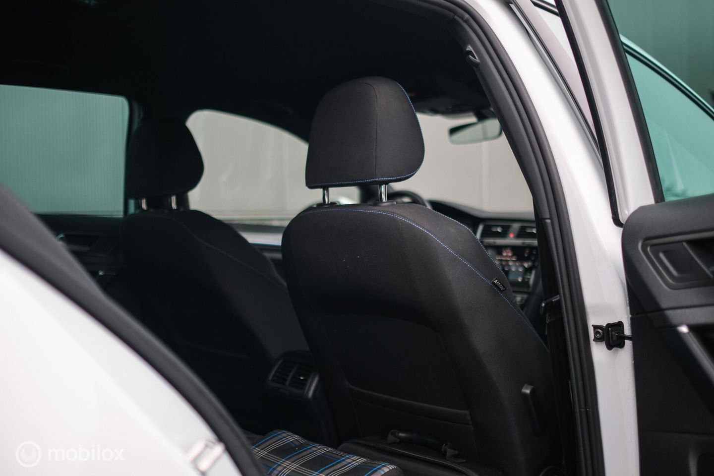 Volkswagen Golf 7.5 GTE PHEV | Pretoria's | Virtual cockpit | LED | Stoelverwarming | NAP NL auto | winter + zomer set |