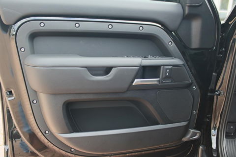 Land Rover Defender 110 2.0 P300e 110 X-Dynamic HSE