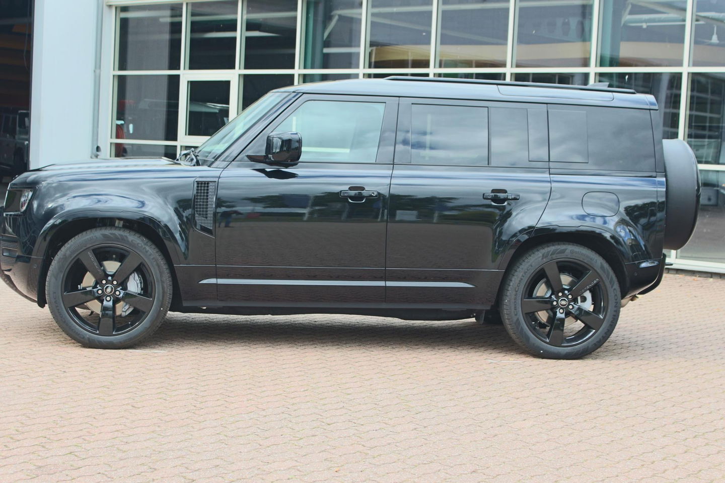 Land Rover Defender 110 2.0 P300e 110 X-Dynamic HSE