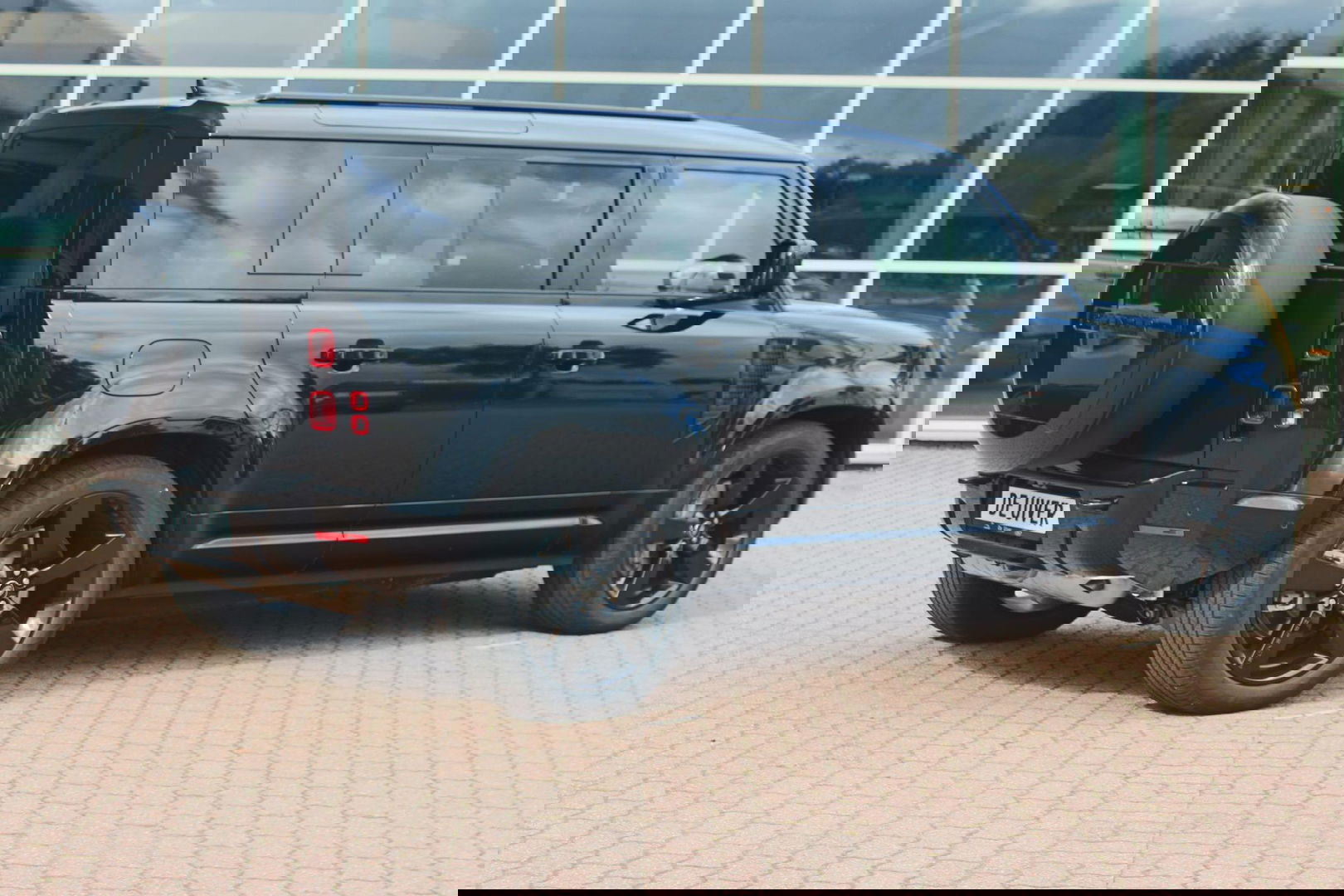 Land Rover Defender 110 2.0 P300e 110 X-Dynamic HSE