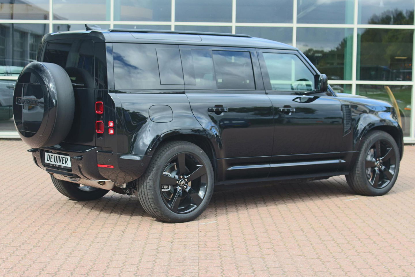 Land Rover Defender 110 2.0 P300e 110 X-Dynamic HSE