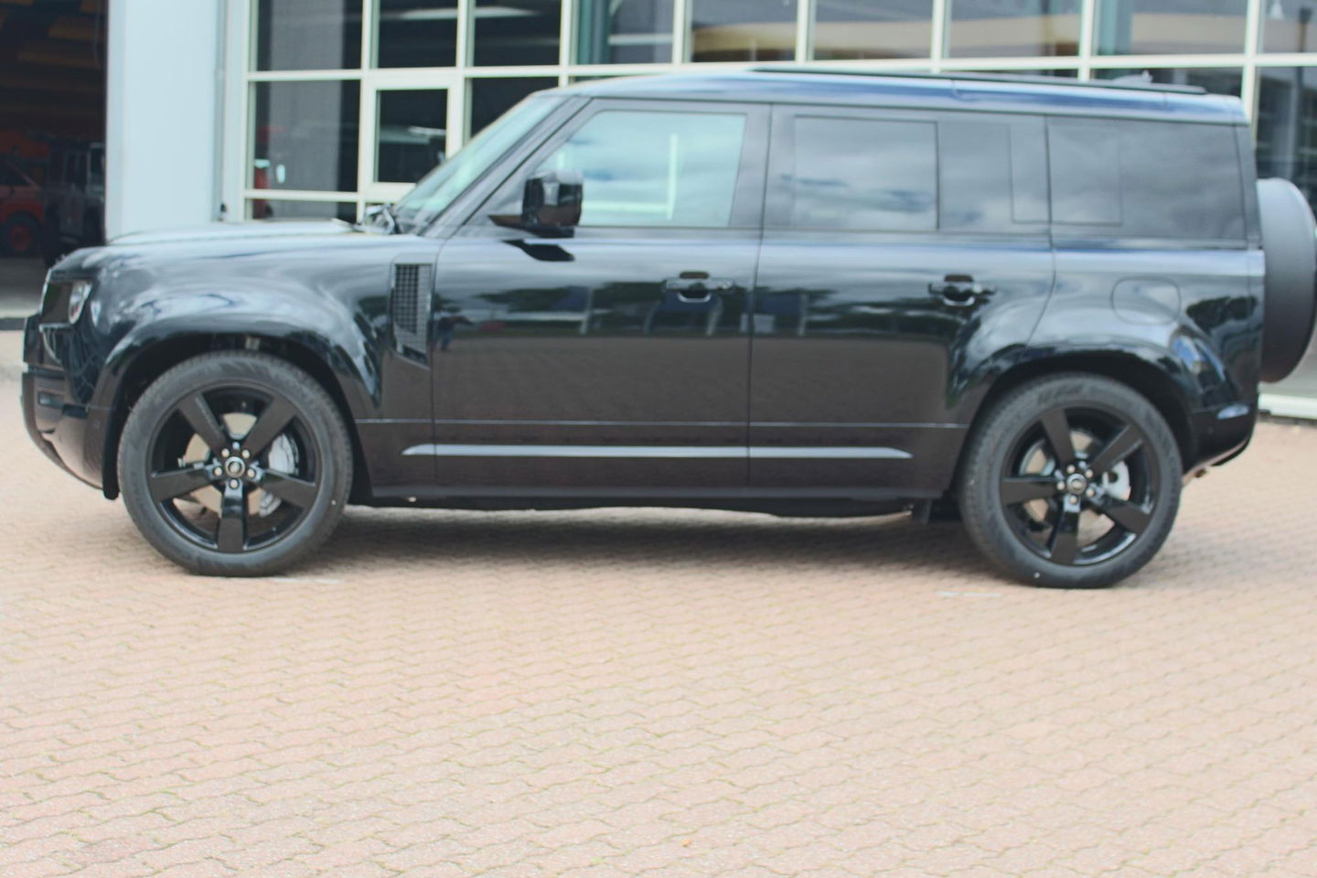 Land Rover Defender 110 2.0 P300e 110 X-Dynamic HSE