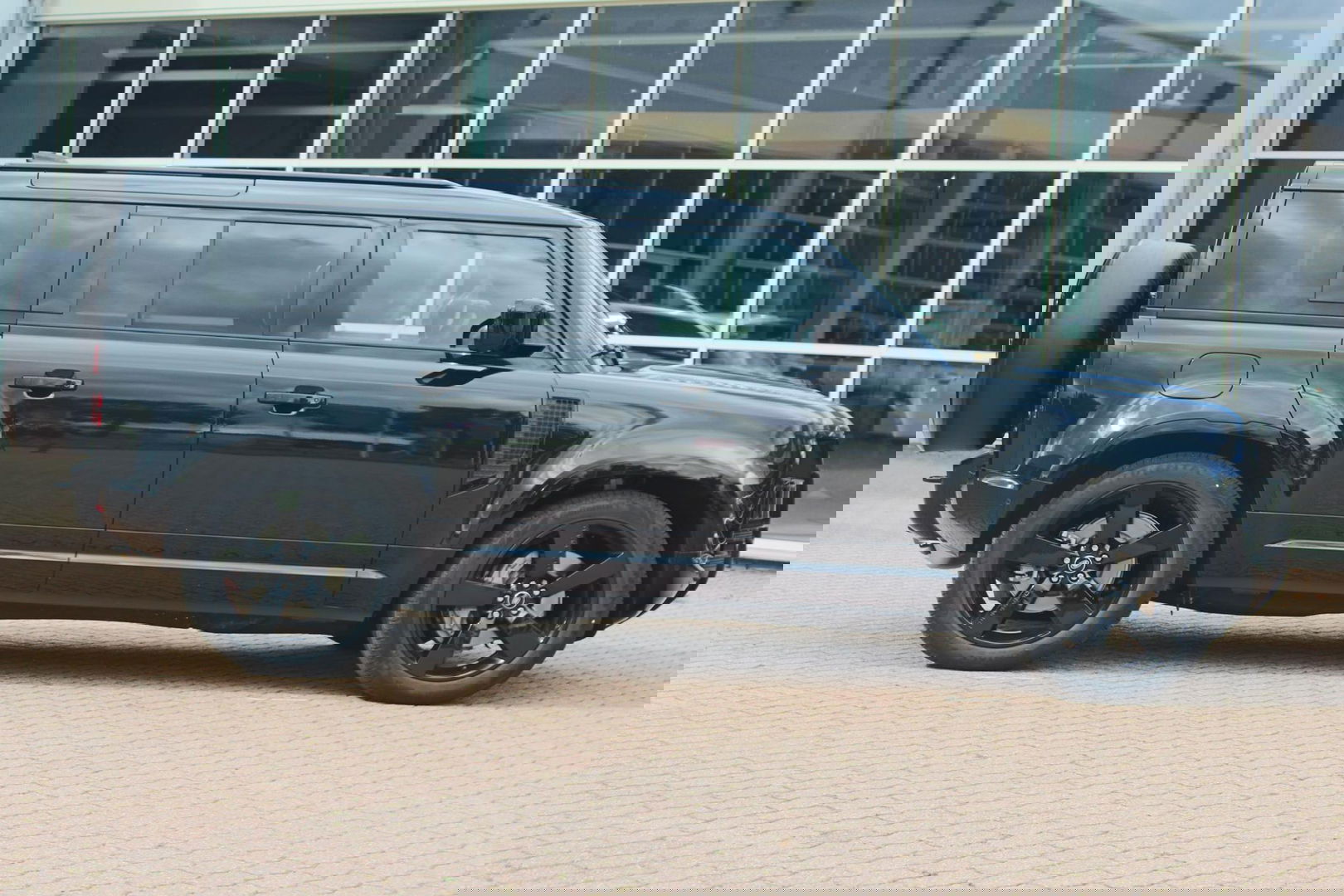 Land Rover Defender 110 2.0 P300e 110 X-Dynamic HSE