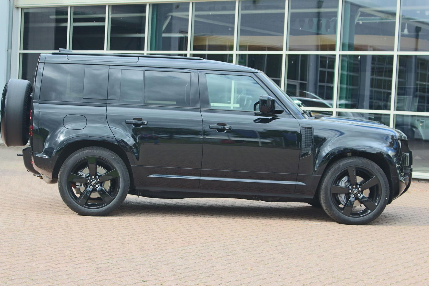 Land Rover Defender 110 2.0 P300e 110 X-Dynamic HSE