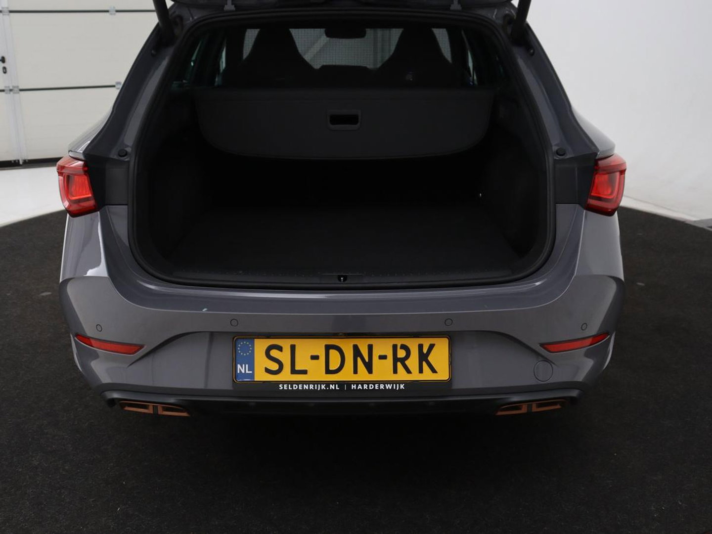 CUPRA Leon 1.4 eHybrid | Panoramadak | Stoelverwarming | Leder | Carplay | Adaptive cruise | Camera | Navigatie | Park Assist | Sportstoelen | Full LED | Sfeerverlichting | PHEV | Plug In