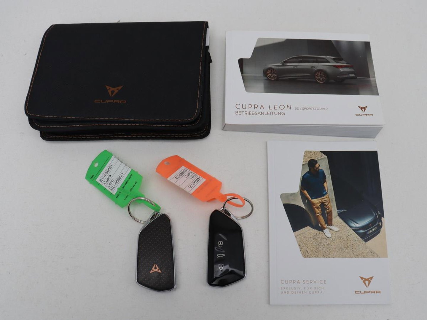 CUPRA Leon 1.4 eHybrid | Panoramadak | Stoelverwarming | Leder | Carplay | Adaptive cruise | Camera | Navigatie | Park Assist | Sportstoelen | Full LED | Sfeerverlichting | PHEV | Plug In