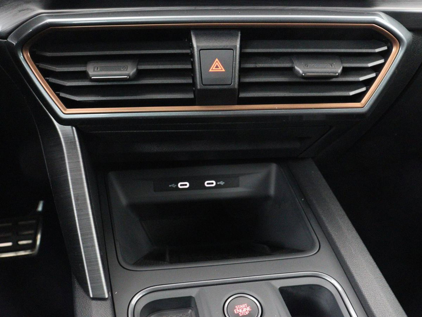 CUPRA Leon 1.4 eHybrid | Panoramadak | Stoelverwarming | Leder | Carplay | Adaptive cruise | Camera | Navigatie | Park Assist | Sportstoelen | Full LED | Sfeerverlichting | PHEV | Plug In