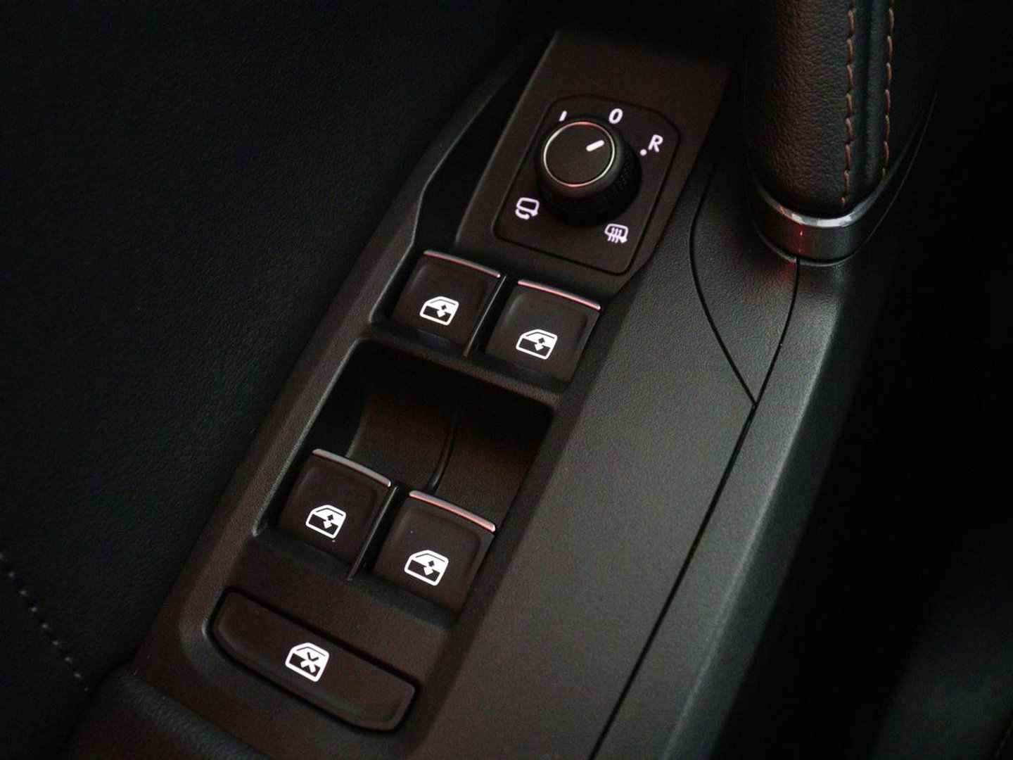 CUPRA Leon 1.4 eHybrid | Panoramadak | Stoelverwarming | Leder | Carplay | Adaptive cruise | Camera | Navigatie | Park Assist | Sportstoelen | Full LED | Sfeerverlichting | PHEV | Plug In