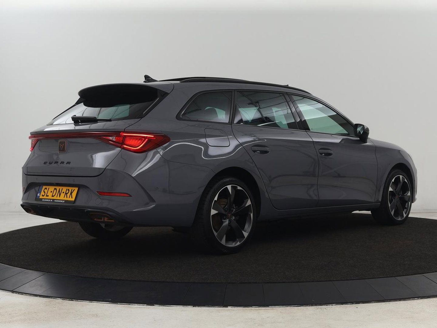CUPRA Leon 1.4 eHybrid | Panoramadak | Stoelverwarming | Leder | Carplay | Adaptive cruise | Camera | Navigatie | Park Assist | Sportstoelen | Full LED | Sfeerverlichting | PHEV | Plug In
