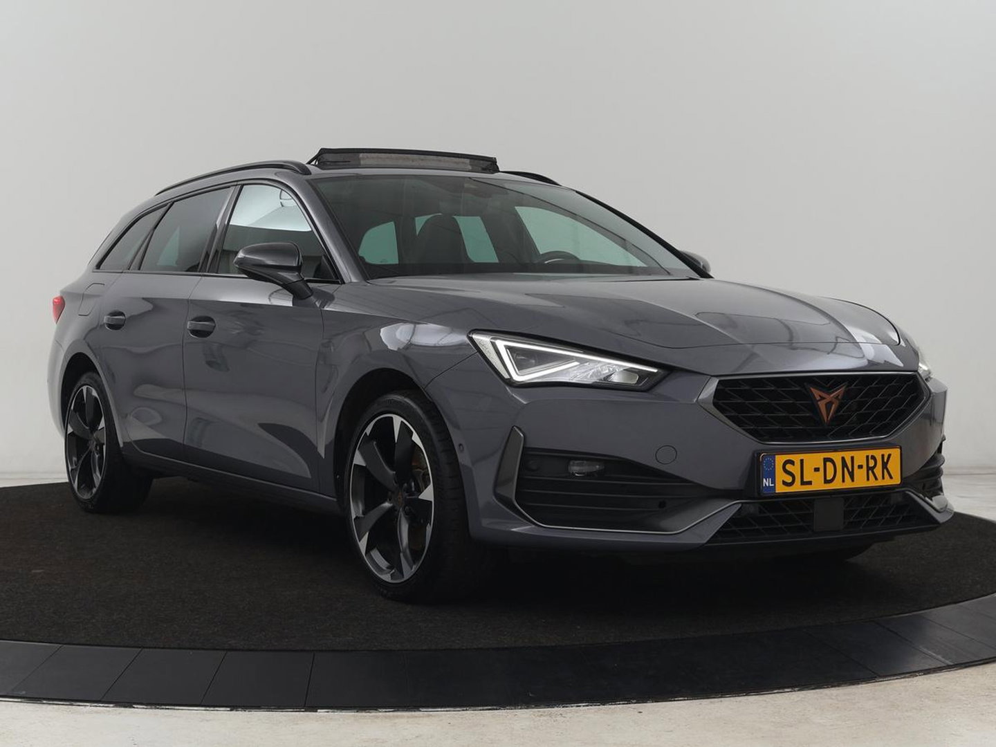 CUPRA Leon 1.4 eHybrid | Panoramadak | Stoelverwarming | Leder | Carplay | Adaptive cruise | Camera | Navigatie | Park Assist | Sportstoelen | Full LED | Sfeerverlichting | PHEV | Plug In
