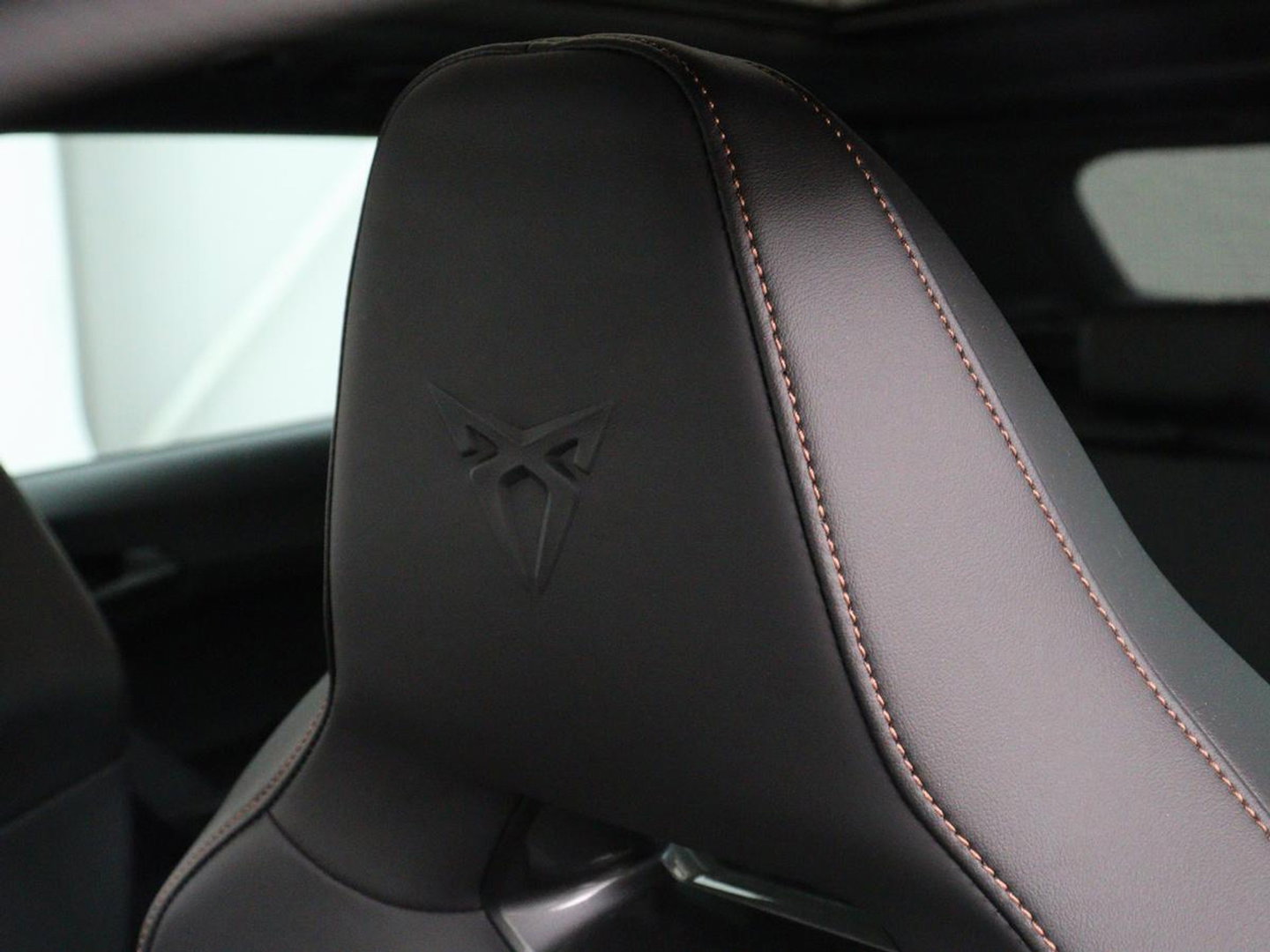 CUPRA Leon 1.4 eHybrid | Panoramadak | Stoelverwarming | Leder | Carplay | Adaptive cruise | Camera | Navigatie | Park Assist | Sportstoelen | Full LED | Sfeerverlichting | PHEV | Plug In