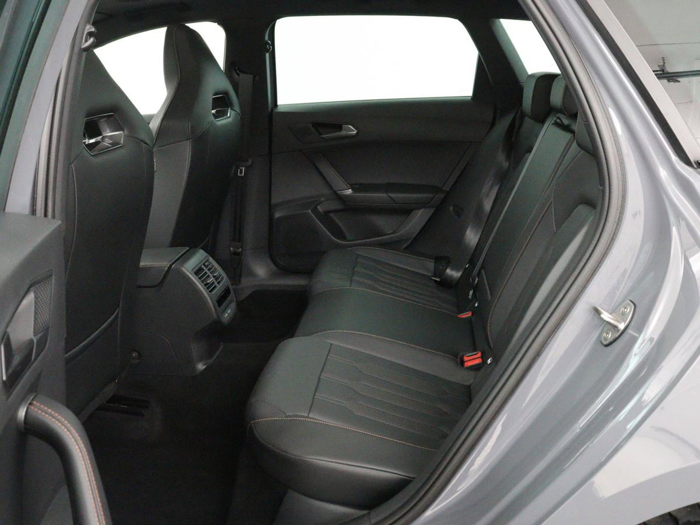 CUPRA Leon 1.4 eHybrid | Panoramadak | Stoelverwarming | Leder | Carplay | Adaptive cruise | Camera | Navigatie | Park Assist | Sportstoelen | Full LED | Sfeerverlichting | PHEV | Plug In