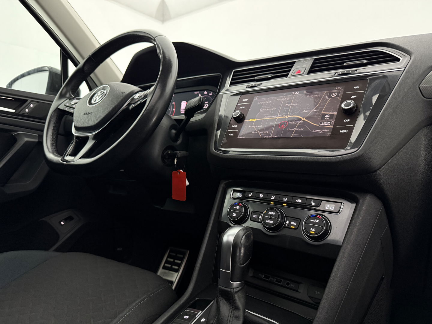 Volkswagen Tiguan 1.5 TSI 150PK ACT R-Line | Pano | Virtual | Carplay | Camera | LED | Adaptive Cruise | Dodehoek