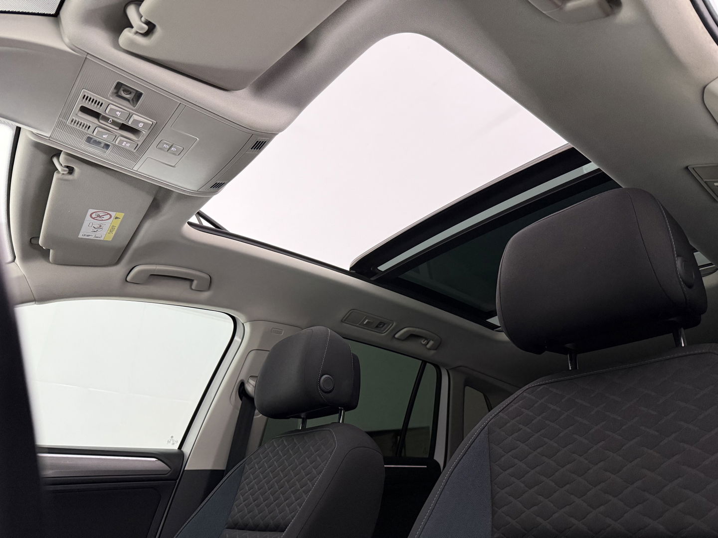 Volkswagen Tiguan 1.5 TSI 150PK ACT R-Line | Pano | Virtual | Carplay | Camera | LED | Adaptive Cruise | Dodehoek