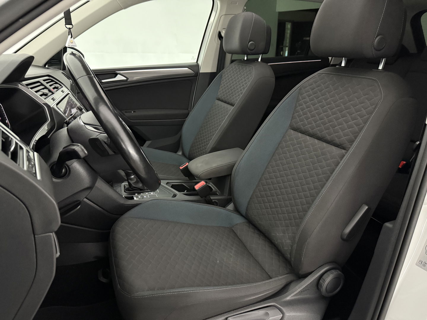 Volkswagen Tiguan 1.5 TSI 150PK ACT R-Line | Pano | Virtual | Carplay | Camera | LED | Adaptive Cruise | Dodehoek