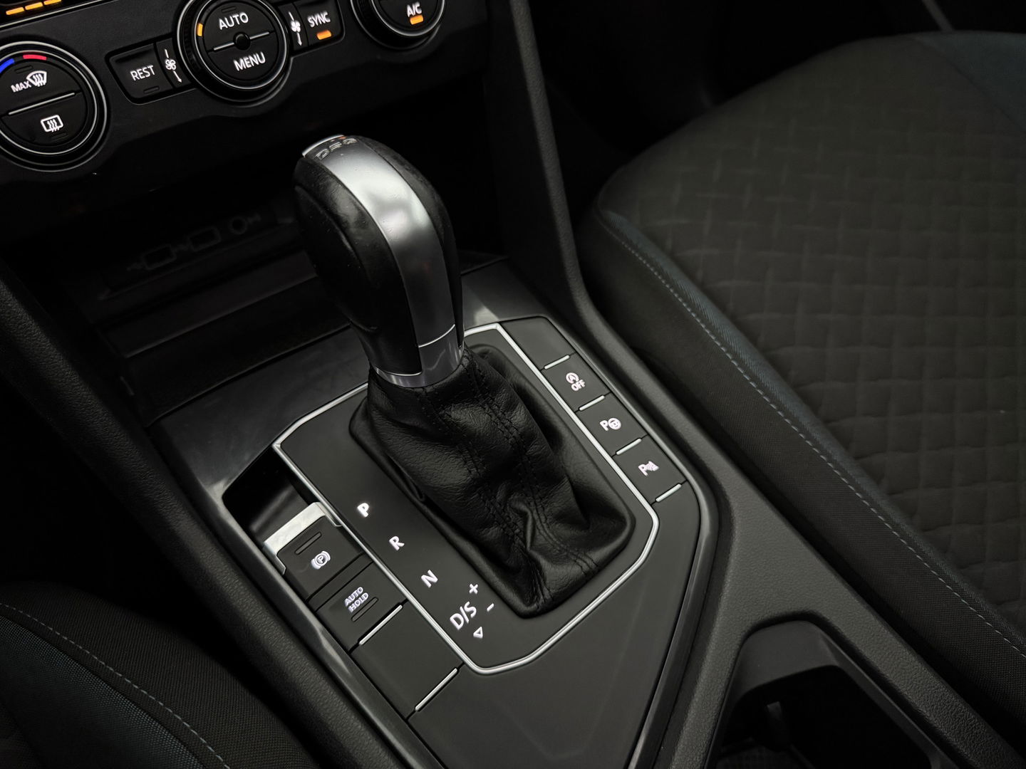 Volkswagen Tiguan 1.5 TSI 150PK ACT R-Line | Pano | Virtual | Carplay | Camera | LED | Adaptive Cruise | Dodehoek